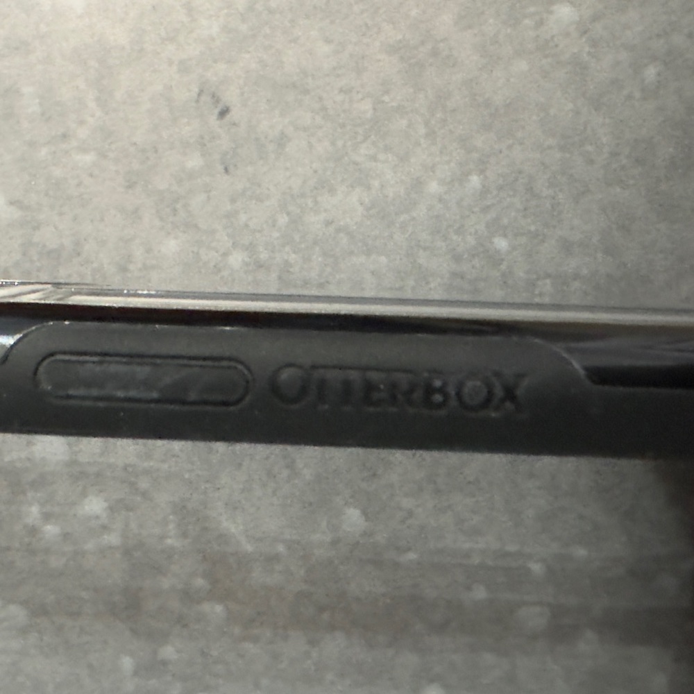 OtterBox Symmetry for iPhone XR - Picture 4 of 8